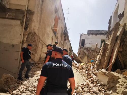 Il crollo annunciato del palazzo. "Tutti edifici vecchi, si sapeva"