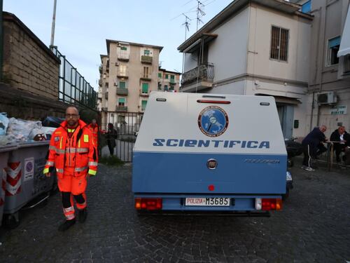Napoli, 17enne trova i genitori morti in casa: ipotesi omicidio-suicidio