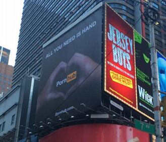 PornHub mette ko Times Square: "All you need is hand" 1