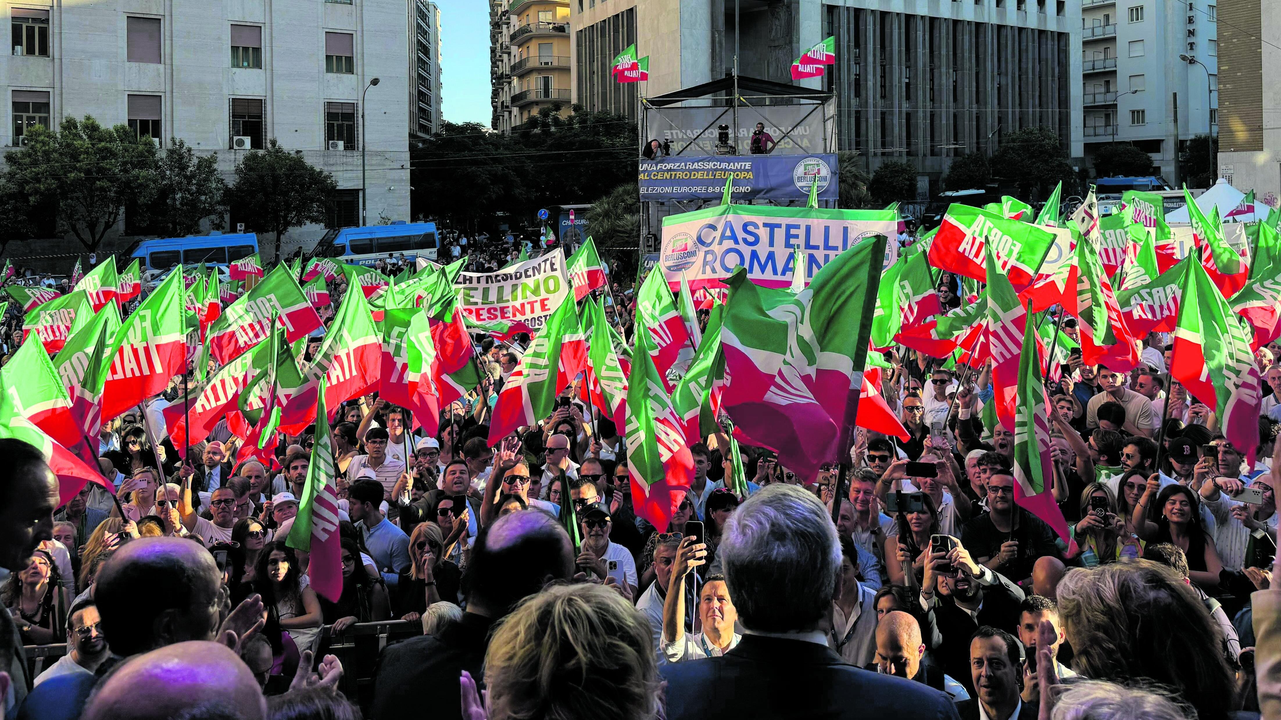 L'onda azzurra di 11mila. "Fi rafforza il governo"