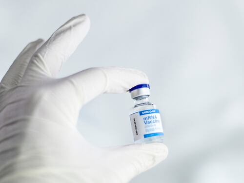 Covid, contagi raddoppiati. "Ora open day per i vaccini"