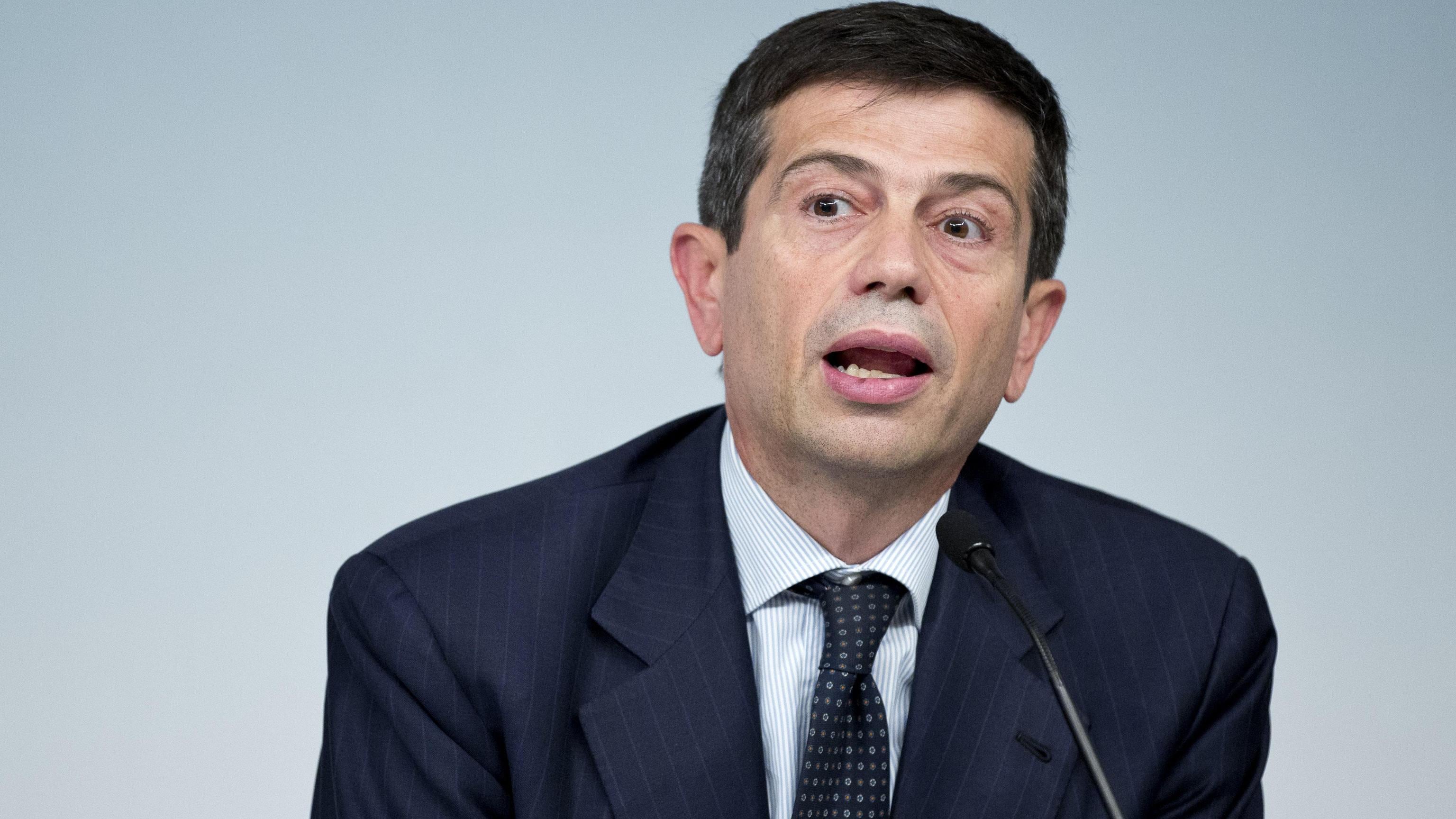 Maurizio Lupi abbandona i banchi del governo durante il giuramento di Mattarella