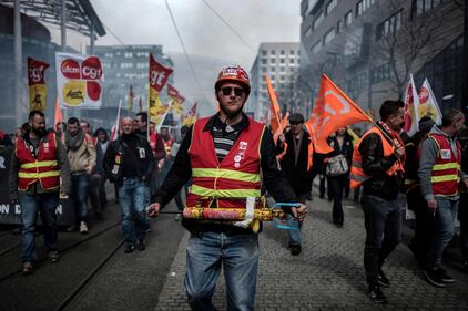 Francia, cortei a Parigi contro riforma trasporti 12