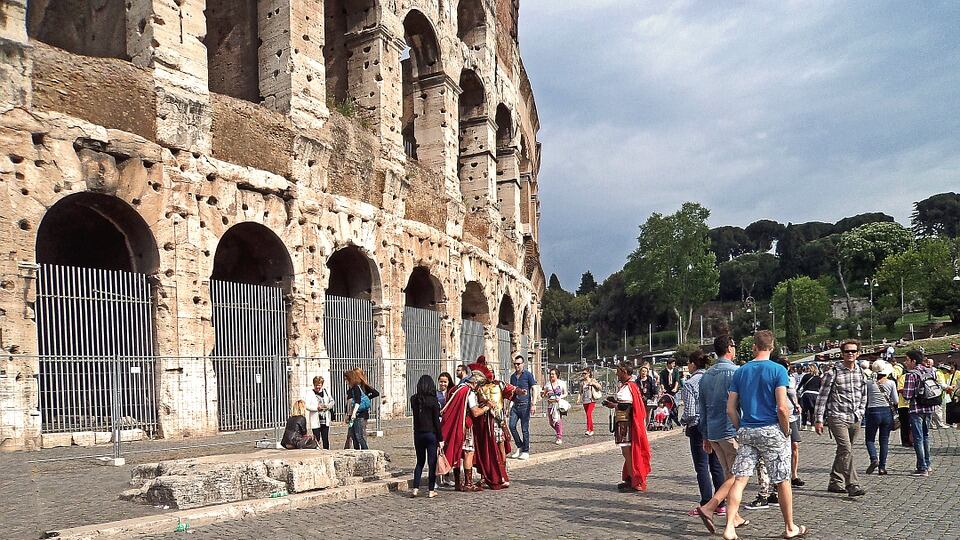 Roma, incide il suo nome su una colonna del Colosseo: denunciato turista americano