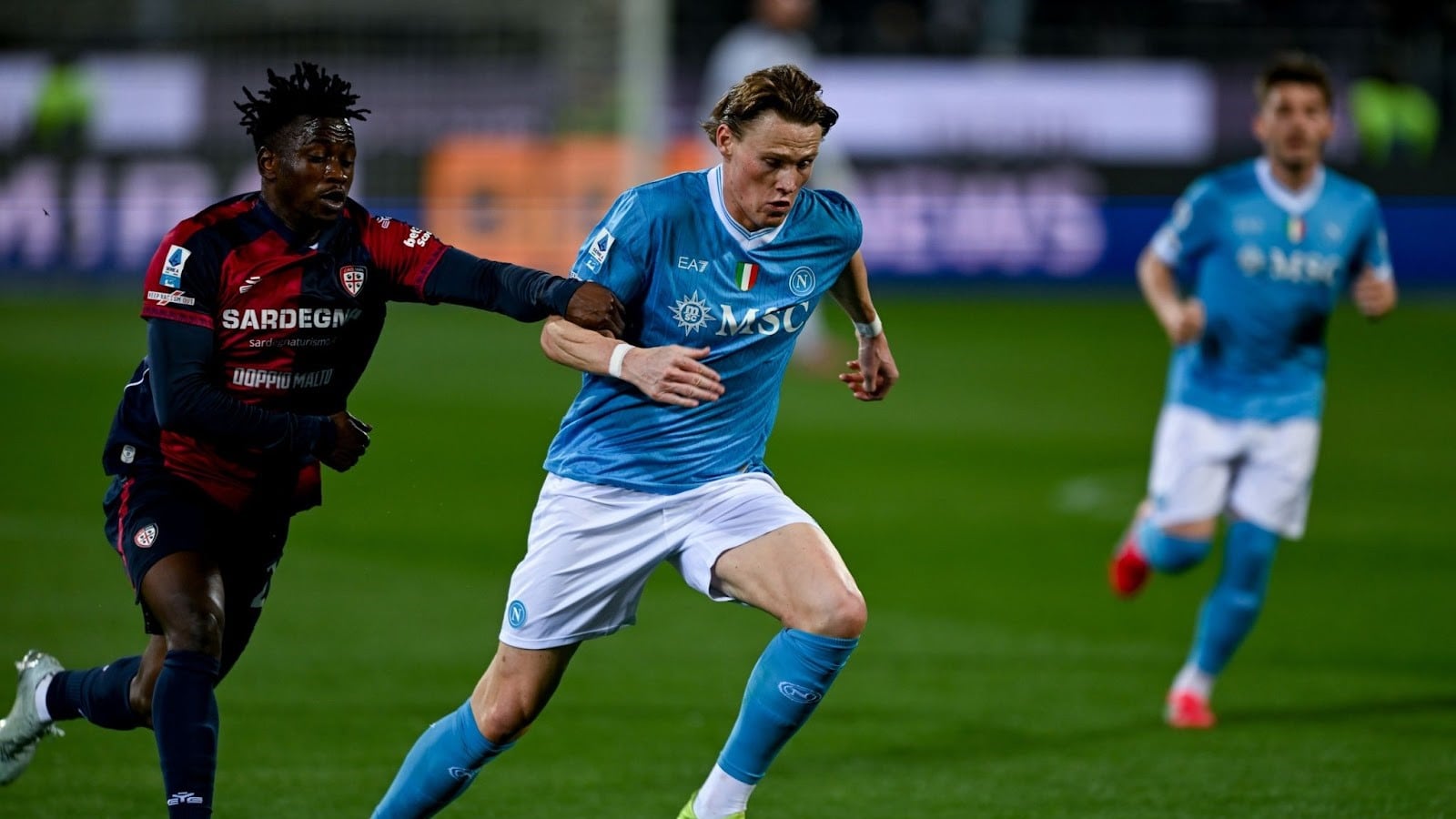 Serie A, il Napoli passa di misura a Cagliari e si prende il secondo posto