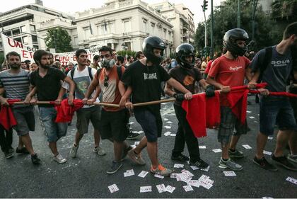 Atene, scontri tra polizia e manifestanti 6