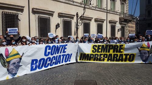 Sit-in della Lega a Palazzo Chigi: "Azzolina bocciata" 5