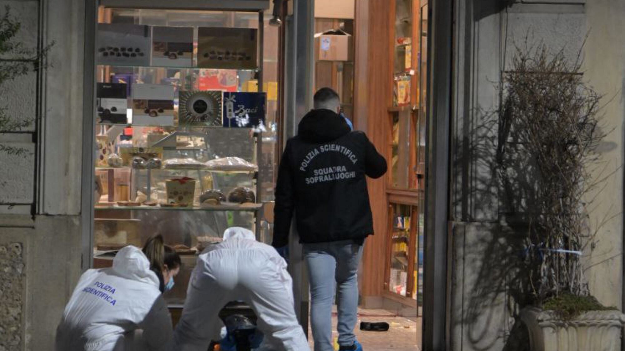 Le risate in panetteria e poi l'inferno. È caccia all'assassino: è pregiudicato