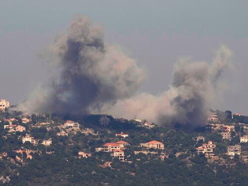 Nuovi raid israeliani sul Libano. Hezbollah rivendica gli attacchi contro città e basi militari. Libanesi in fuga verso la Siria