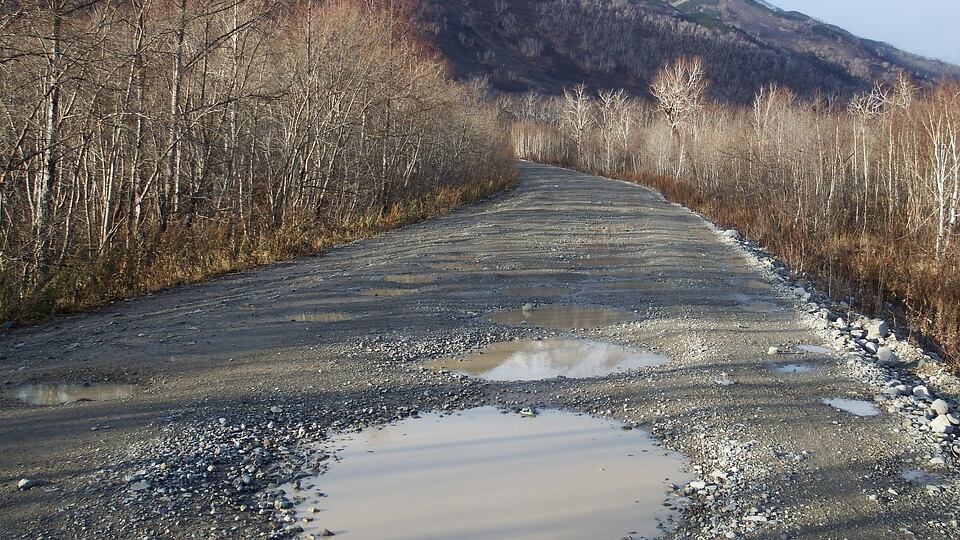 Sindaco di Polizzi Generosa si incatena per protesta: strada chiusa da 13 anni