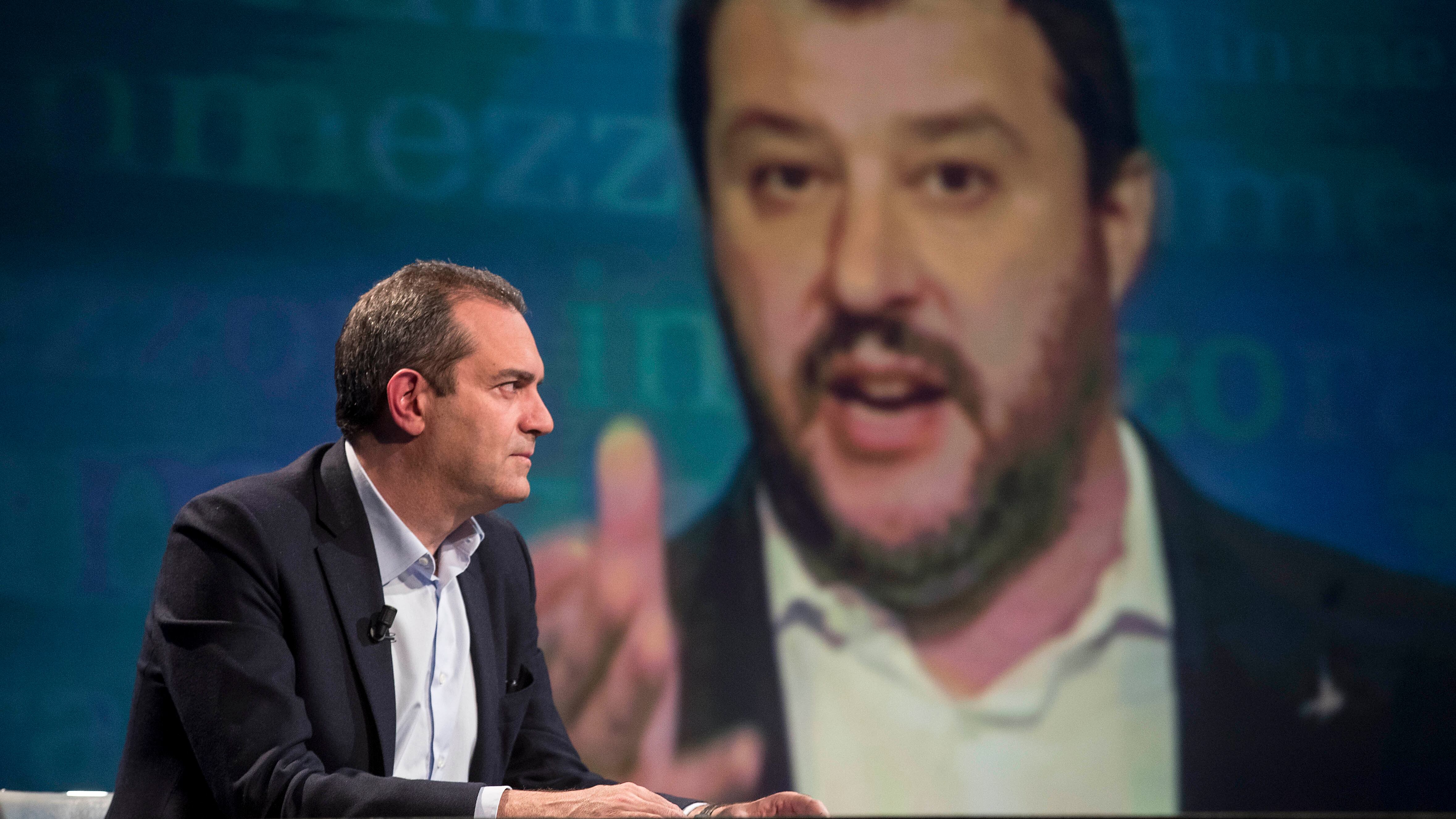 De Magistris sfida Salvini: "I centri sociali di Napoli non sono abusivi e fanno un egregio lavoro"