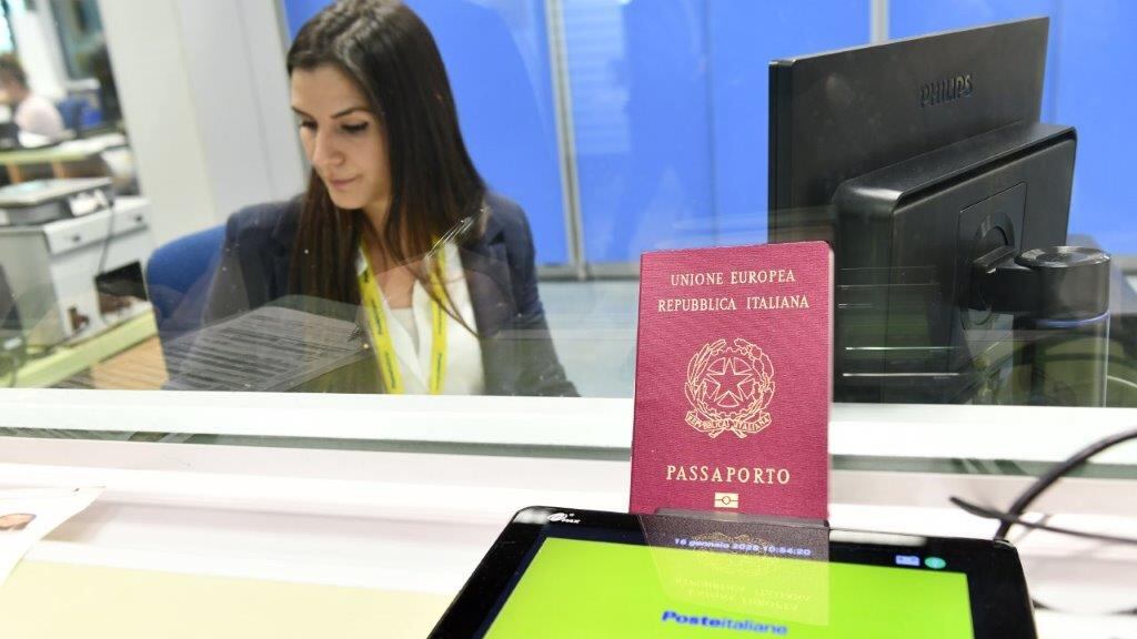 Boom passaporti in Posta. In Lombardia già 16mila