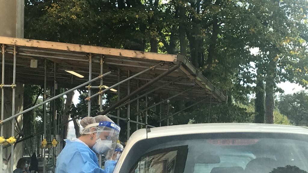 Sei ore di coda per un tampone. Al collasso i "drive-in" di Roma