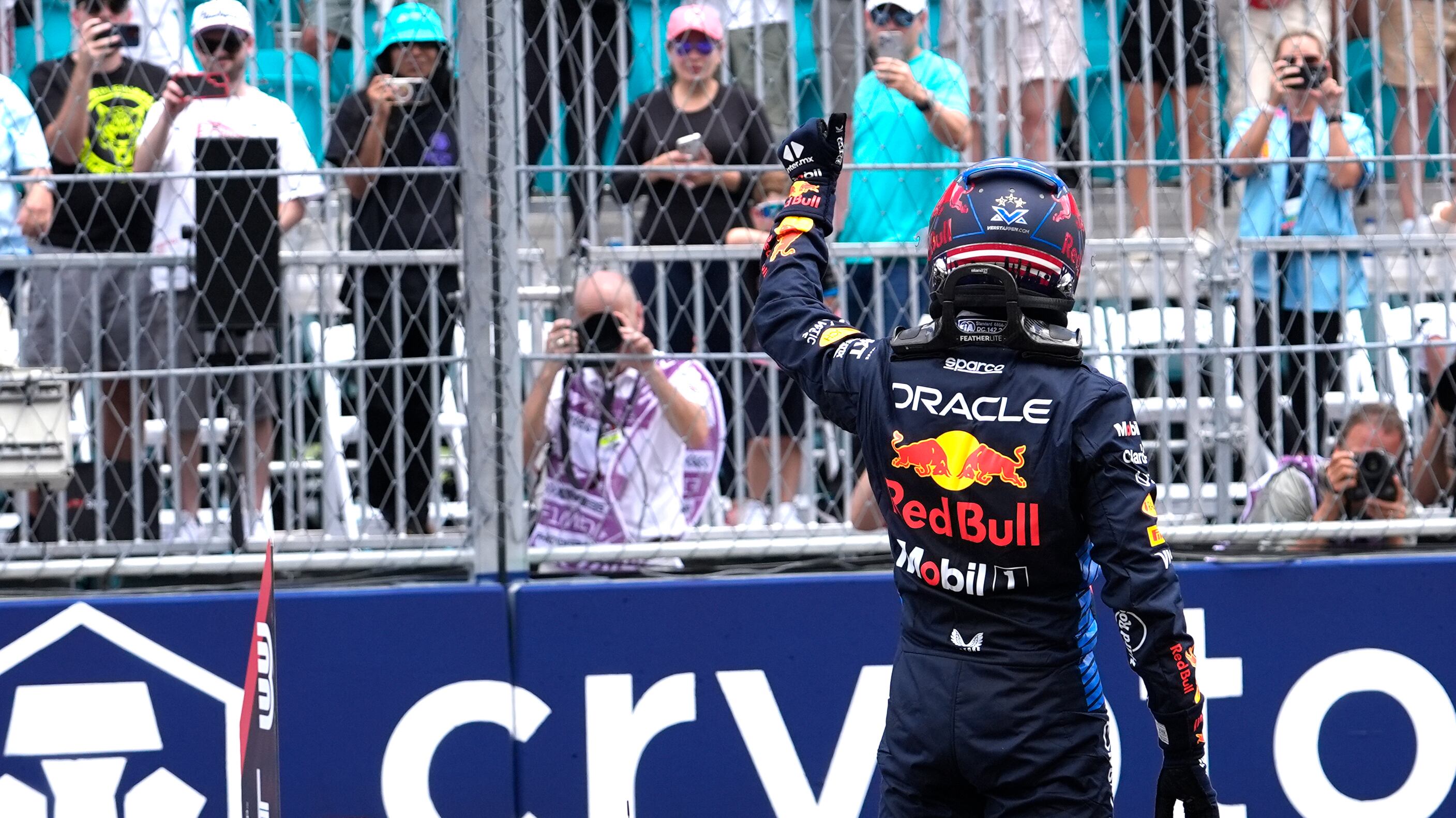 Max prima si prende la sprint race, poi la pole