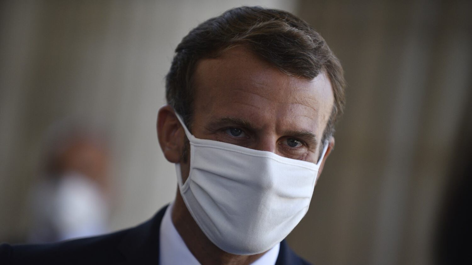 Macron fa il duro ma non troppo "Capisco lo choc, non le violenze"