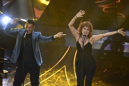 Sanremo 2024: ecco il look della quarta serata del Festival di Fiorella Mannoia 1