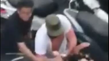 Napoli, lite per la viabilità: ragazzo massacra di botte una donna in strada