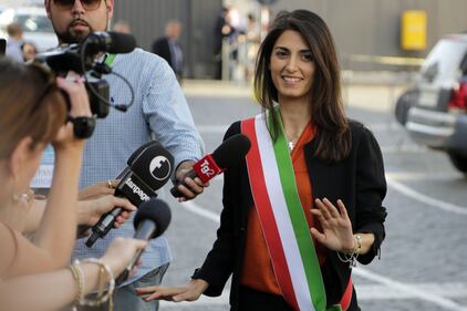La prima volta con la fascia di Virginia Raggi 2
