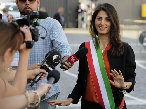 La prima volta con la fascia di Virginia Raggi