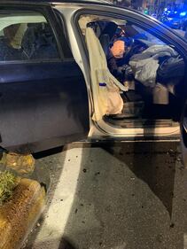 Poliziotto ucciso a Napoli, l'auto distrutta e i soccorsi 5