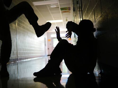 Violenza nel centro storico: donna picchiata da baby gang