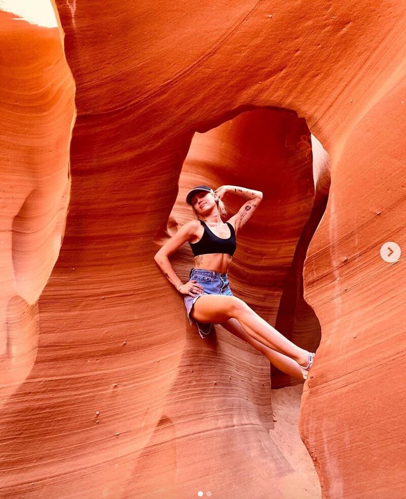 Miley Cyrus, il viaggio nel deserto: foto 1