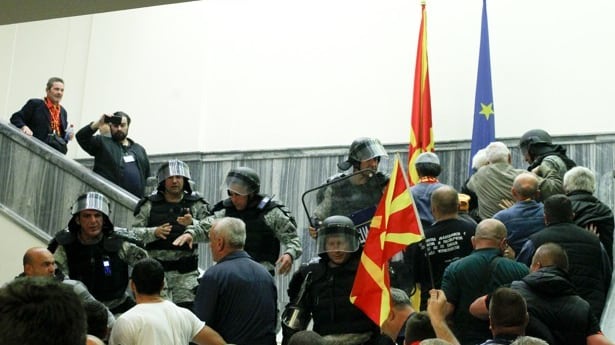 Fugge in Ungheria l'ex premier macedone condannato per corruzione