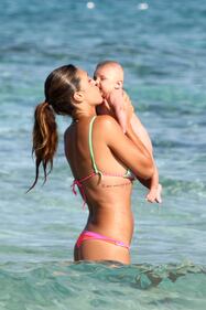 Cecilia, sexy babysitter per il piccolo Santiago 7