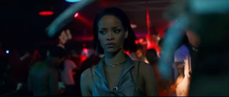 Rihanna, sexy killer in "Needed me": foto 10