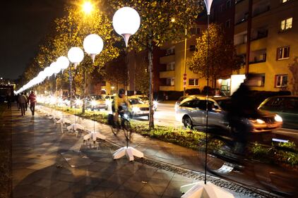 Palloncini luminosi lungo il Muro di Berlino 15
