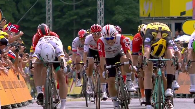 Tour de France, Teunissen vince in volata e conquista la prima maglia gialla