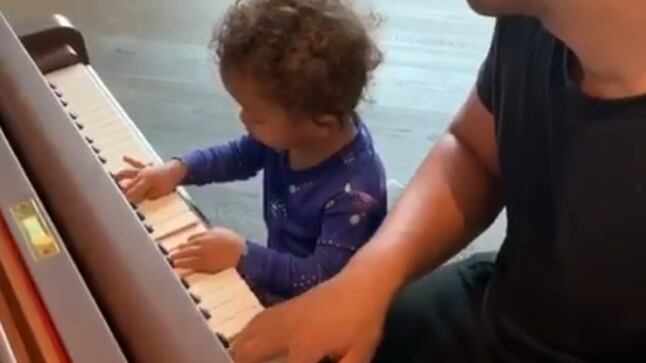 John Legend suona il piano col figlio: sono due gocce d'acqua. Ed è boom di like