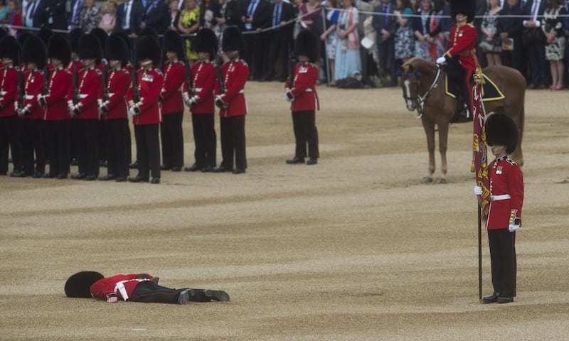 Inghilterra: guardia reale inglese sviene durante il "Trooping the Colour" 1