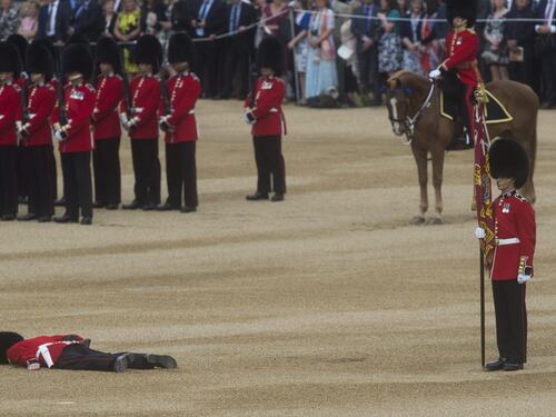 Inghilterra: guardia reale inglese sviene durante il "Trooping the Colour"