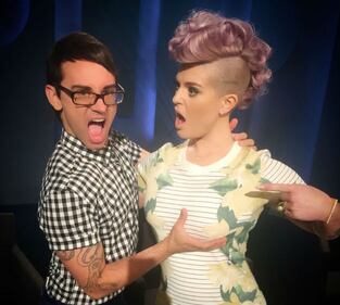 Kelly Osbourne in giacca di pelle e slip per lanciare il nuovo progetto televisivo 2