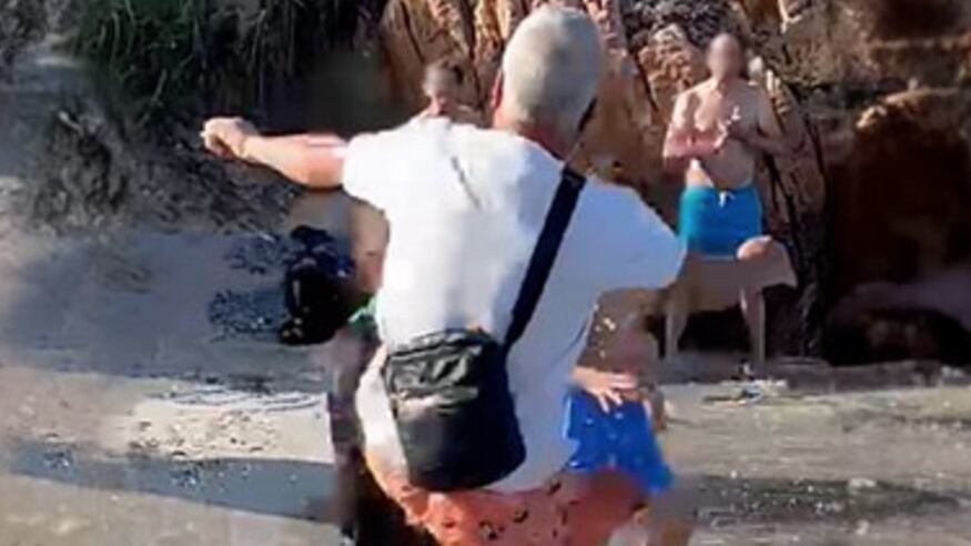 Calci e pugni in spiaggia: il video choc