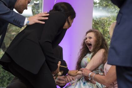 Meghan Markle e il Principe Harry tra i bimbi per beneficenza 13