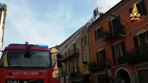 Varese, paura in uno stabile: in fumo il tetto 6