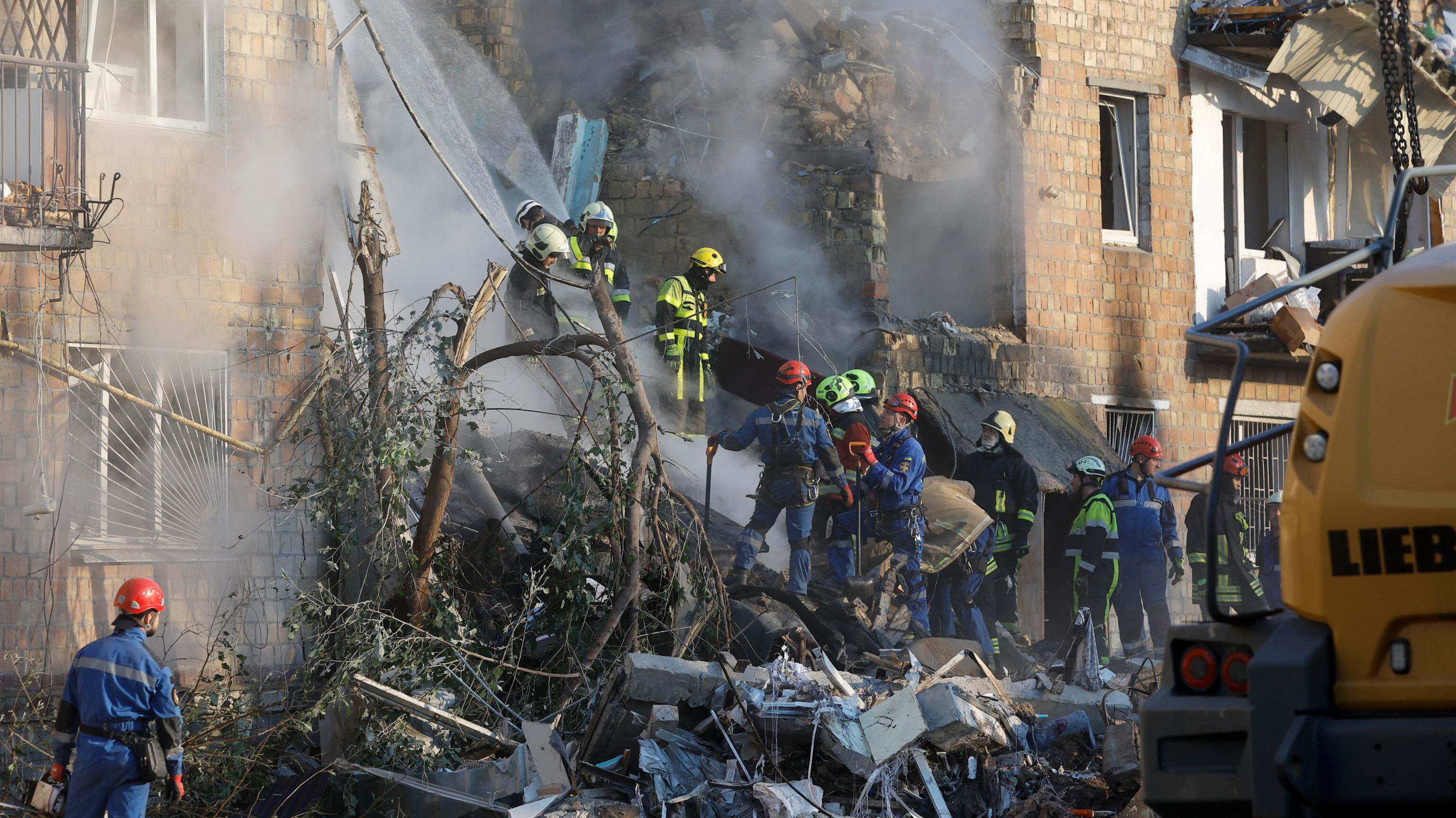 Pioggia di missili e droni su Kiev: 19 morti. Meloni: "La Russia non crede nel negoziato"