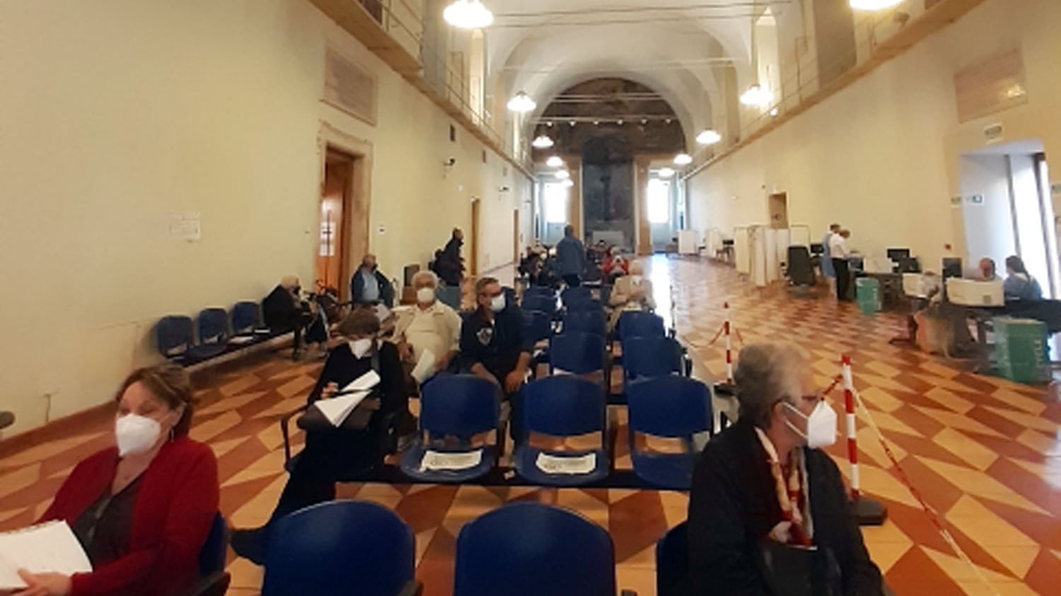 Altre dosi in ritardo e 255mila iniezioni a Pasqua e Pasquetta. La rabbia di Figliuolo