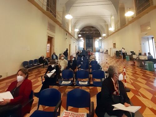 Altre dosi in ritardo e 255mila iniezioni a Pasqua e Pasquetta. La rabbia di Figliuolo
