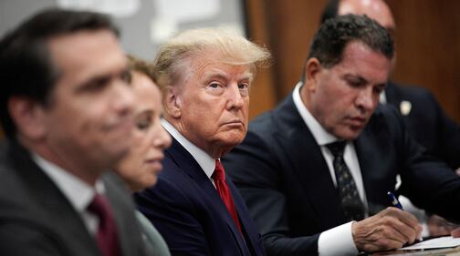 La prima foto di Trump in aula seduto tra i suoi legali