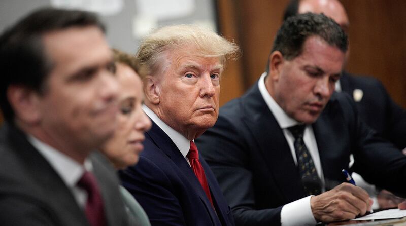 Impronte digitali, capi d'accusa e arresto: è il giorno di Trump in tribunale
