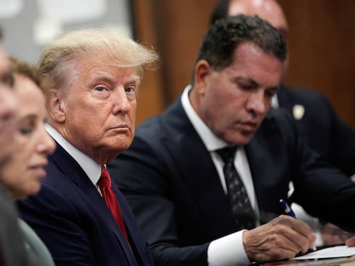 Impronte digitali, capi d'accusa e arresto: è il giorno di Trump in tribunale