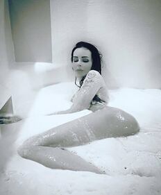 Nina Moric, 40 anni bollenti 36