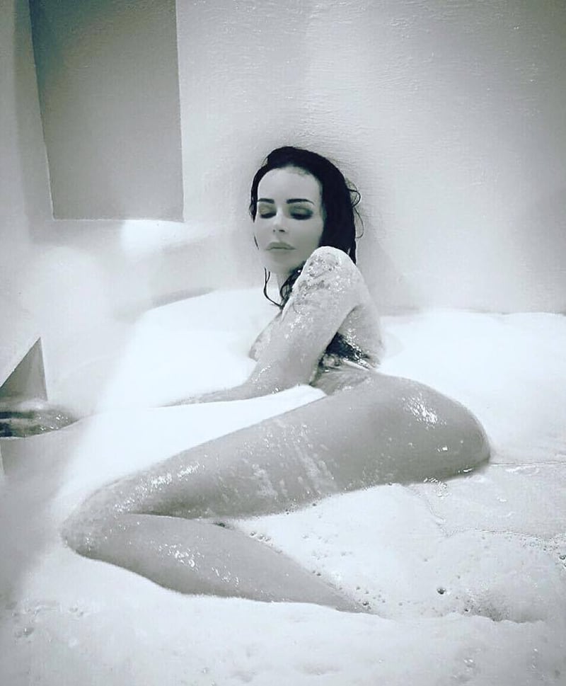 Nina Moric, 40 anni bollenti 36