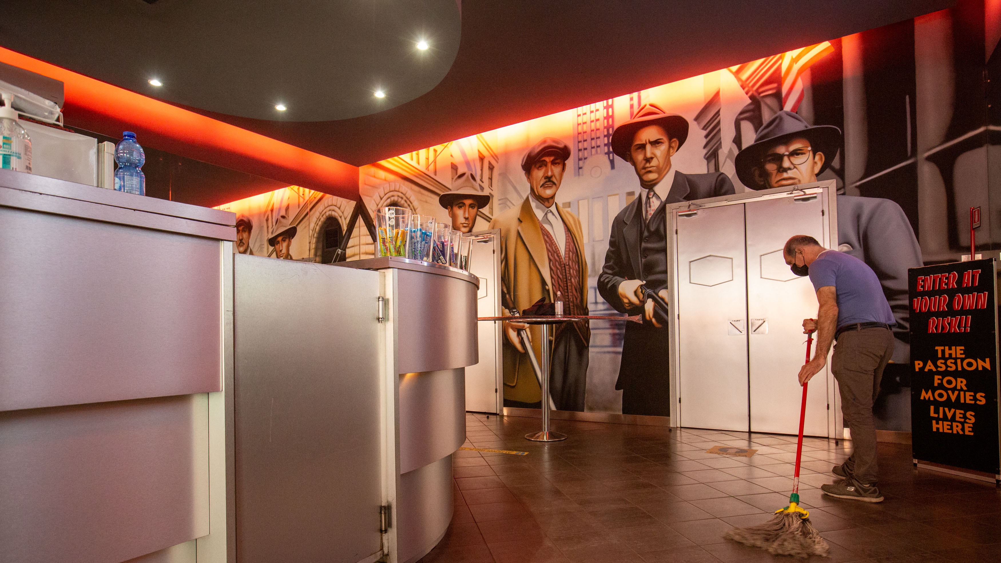 Chiuso un ristorante su due. Cinema e teatri in affanno. Ecco il Paese che non riparte
