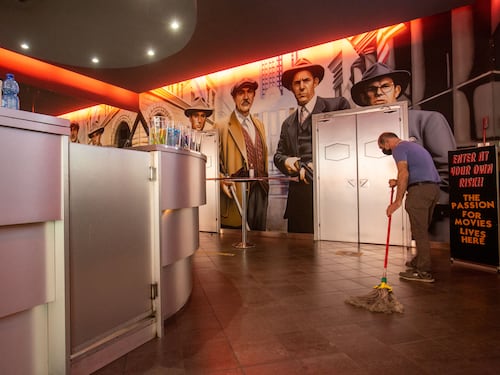 Chiuso un ristorante su due. Cinema e teatri in affanno. Ecco il Paese che non riparte