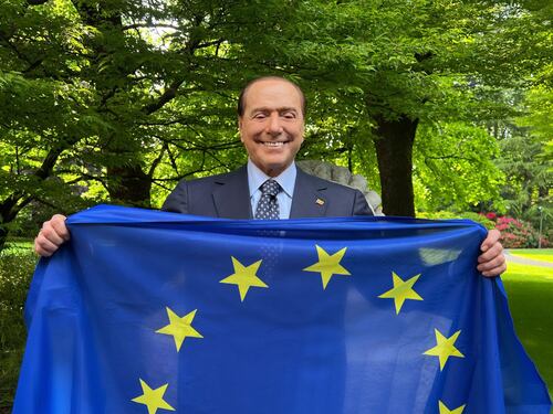 Berlusconi: "Cambiare i trattati per fare gli Stati uniti d'Europa"