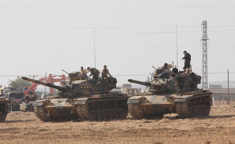 I carri armati turchi penetrano in Siria 3